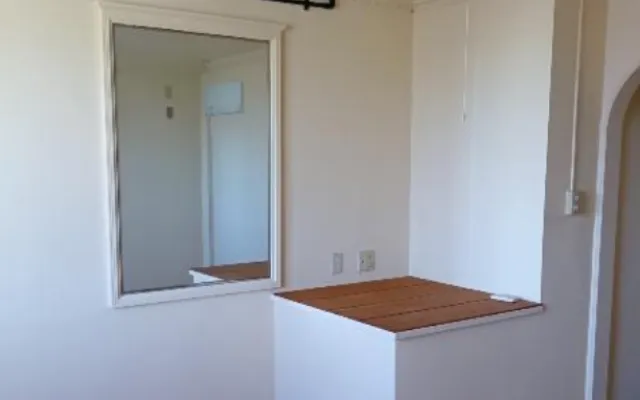 ガレージの部屋の鏡