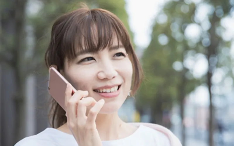 女性がレンタルトライクの予約を取っている